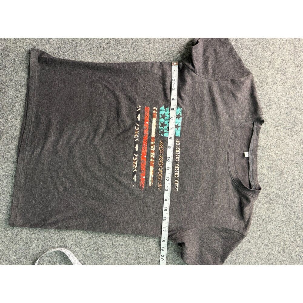 Charcoal Gray Graphic Tee. Rustic, Western Flag Design. Size Small.
